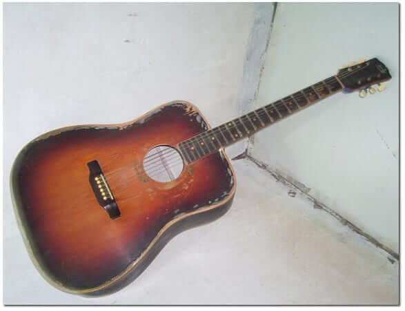 Vieille guitare acoustique