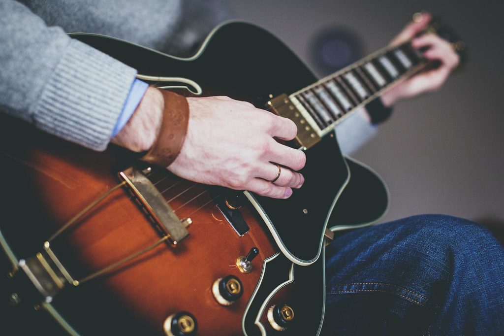 École de Guitare de Lyon - Cours gratuits et comparatifs d'instruments de musique